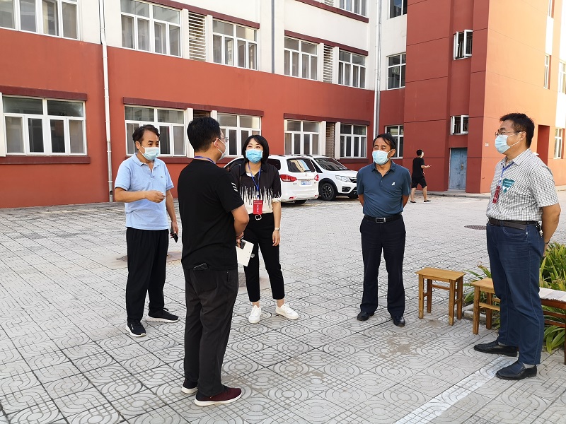 02校领导看望迎新工作人员2.jpg