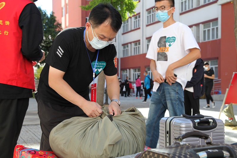 07学院领导帮新生整理行李.JPG 07学院领导帮新生整理行李.JPG