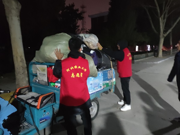 帮助青协装车.jpg 帮助青协装车.jpg