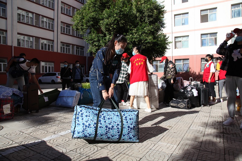 09学院教师志愿者帮新生搬运行李2.JPG