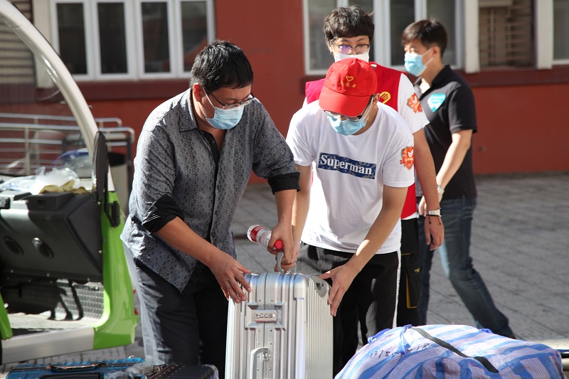 13学院教师志愿者帮新生搬运行李6.JPG