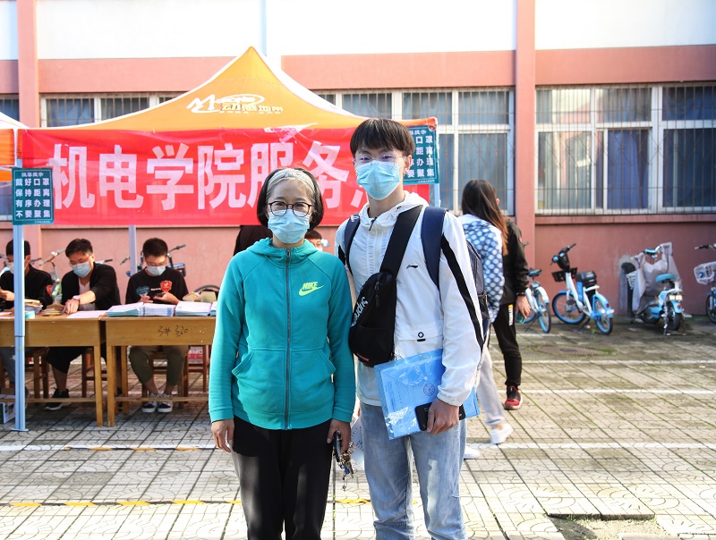 04学院第一名前来报道的本科生.JPG 04学院第一名前来报道的本科生.JPG