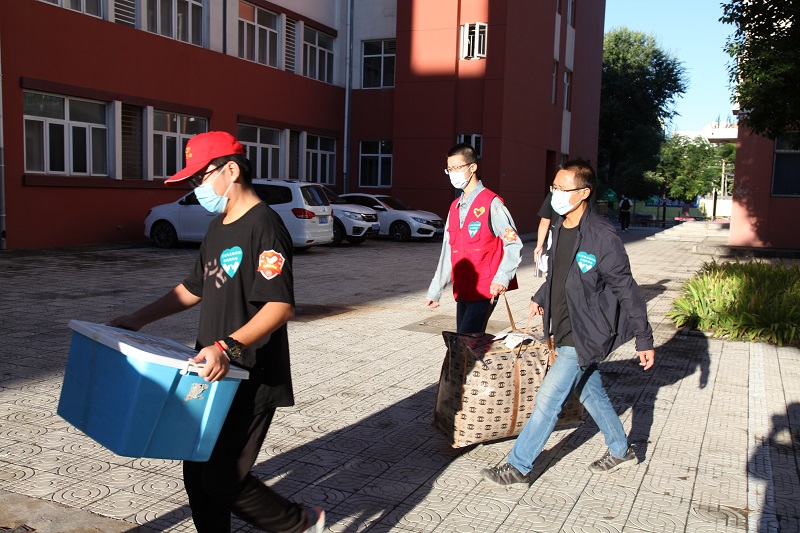 08学院教师志愿者帮新生搬运行李1.JPG