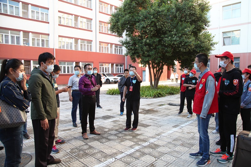 03学院领导指导迎新工作.JPG 03学院领导指导迎新工作.JPG