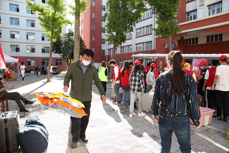 11学院教师志愿者帮新生搬运行李4.JPG